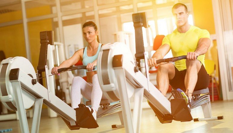 couple cycling at the gym 