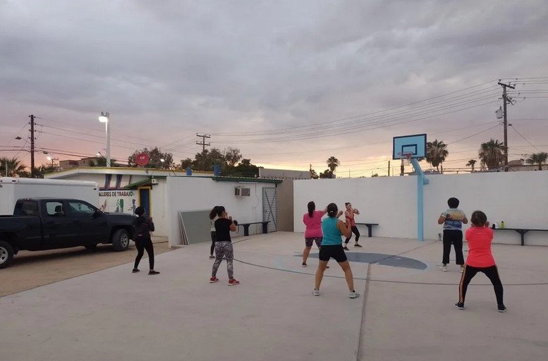 women playing basketball